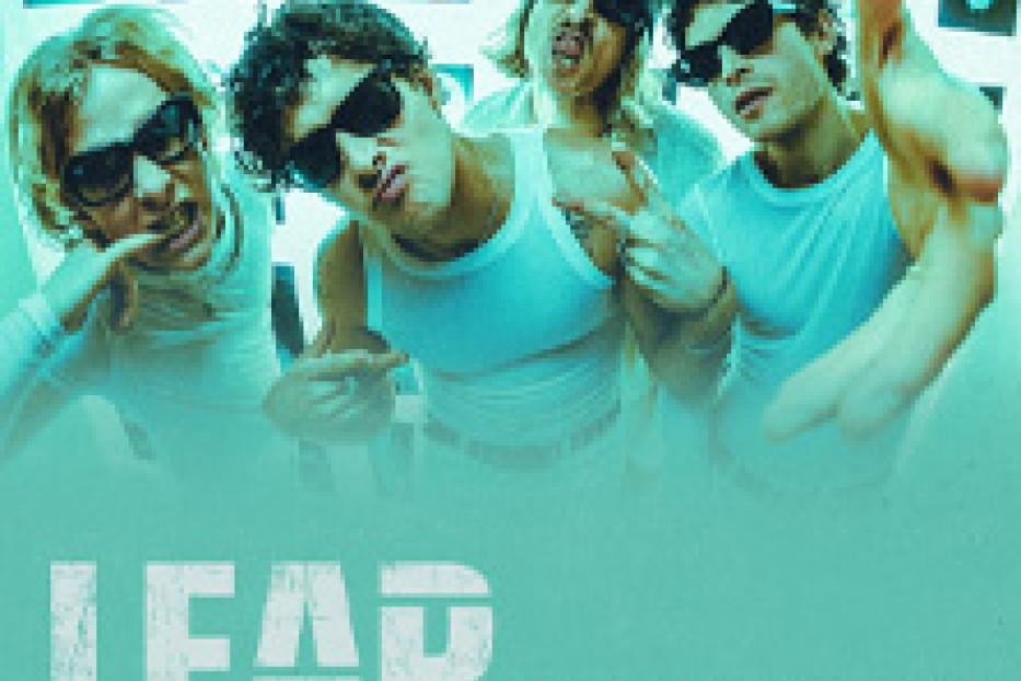 Die Band LEAP posiert vor Röntgenbildern für ihre „Entropy Album Tour“ am 14. November 2025 in Wien.