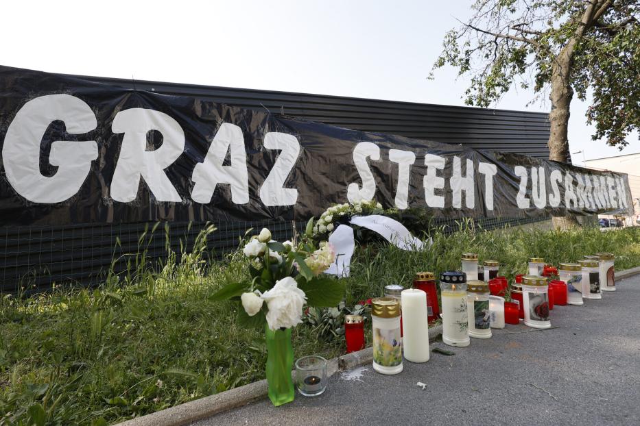 Kerzen vor Schule nach Amoklauf