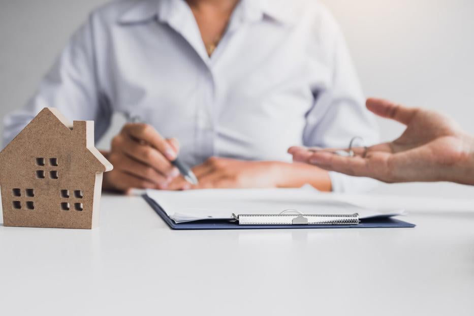 Home agents are sending pens to customers signing a contract to buy a new home.