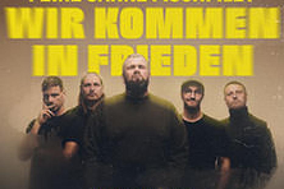 Das Cover des Albums „Wir kommen in Frieden“ von Feine Sahne Fischfilet mit der Band im Vordergrund.