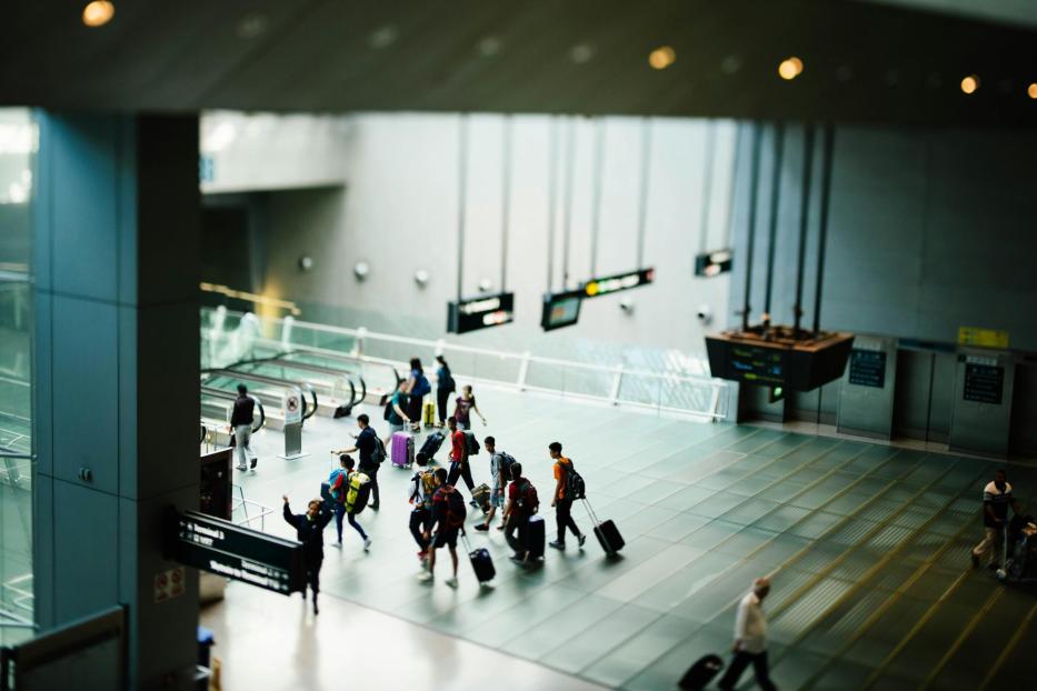 Menschen auf Flughafen (Symbolbild)