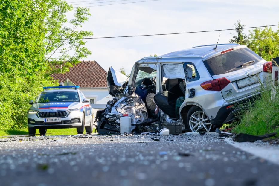 7 Personen bei schwerem Verkehrsunfall in Neuhofen verletzt