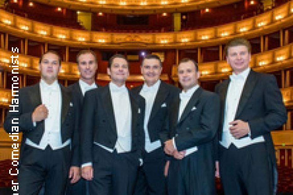 Die Wiener Comedian Harmonists stehen in Anzügen vor einem Opernhaus.