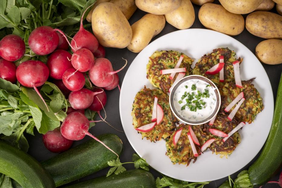 Zucchini-Erdäpfel-Rösti mit eingelegten Radieschen