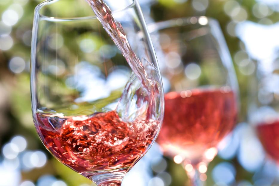 leichter Sommer Wein und sparkling Tea im Trend