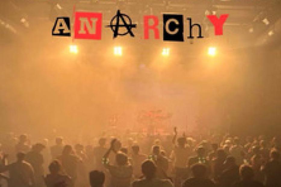 Ein Konzert von Harri Stojka mit dem Schriftzug „Anarchy“ im Hintergrund.