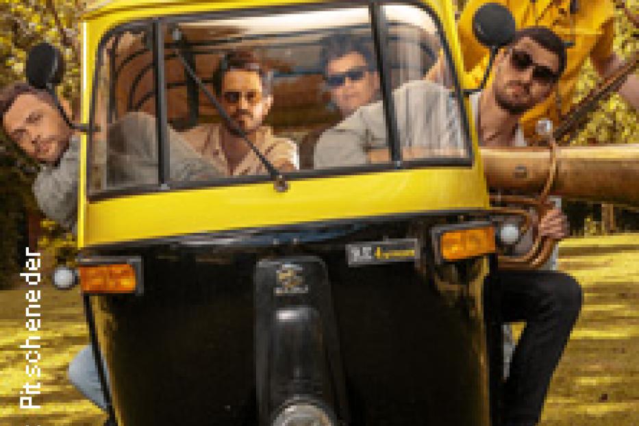 Eine Band posiert mit ihren Instrumenten vor und in einem gelben Tuk-Tuk.