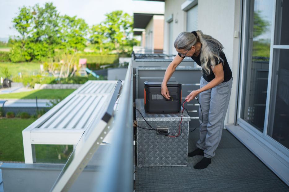 Für Photovoltaikanlagen ist die Kombination mit Speichern sinnvoll. Selbst kleine Balkonkraftwerke werden damit erweitert.
