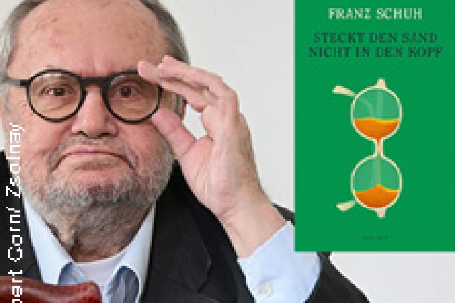 Der Autor Franz Schuh mit seinem Buch „Steckt den Sand nicht in den Kopf“.