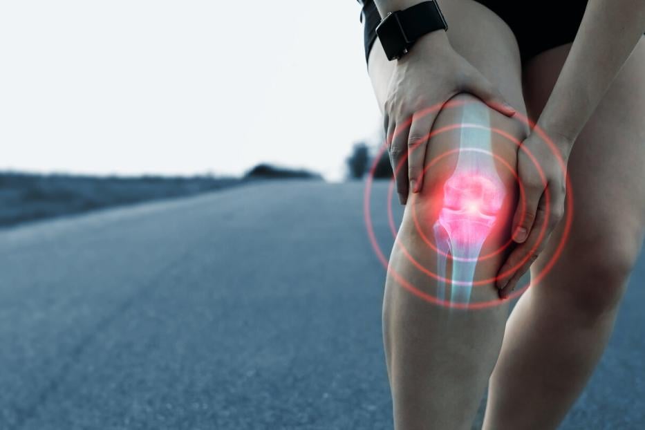 Joint problems and tendon inflammation. Sporty woman who suffered a knee accident during the run.