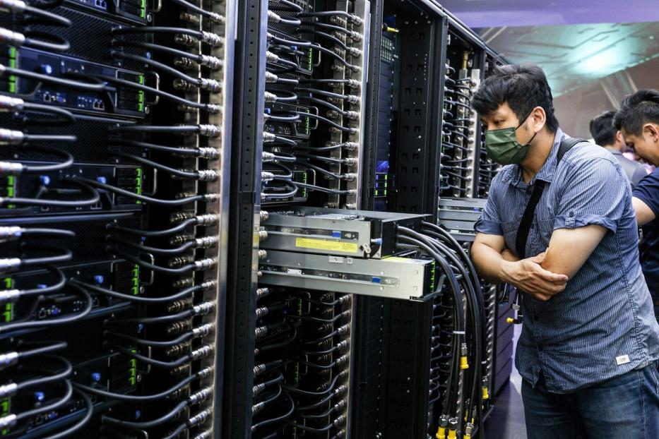 Techniker vor einem Server Rack in einem Rechenzentrum.