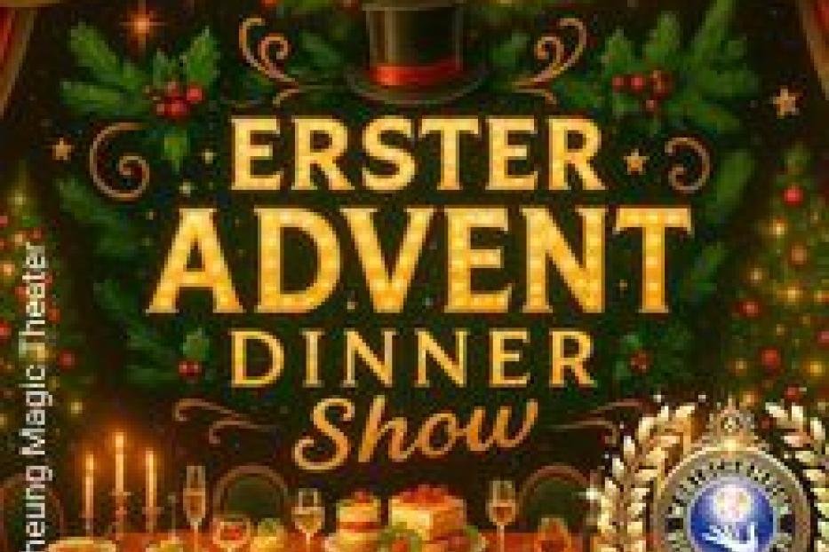 Ein festlich gedeckter Tisch vor einer weihnachtlichen Bühne mit der Aufschrift „Erster Advent Dinner Show“.