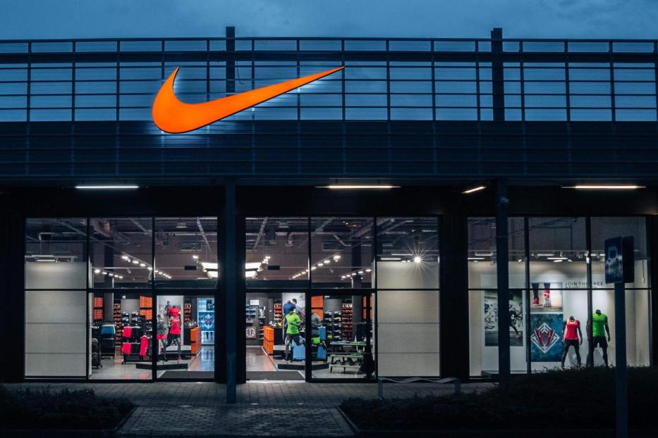 Auf dem Bild ist die Front eines Nike-Stores zu sehen.