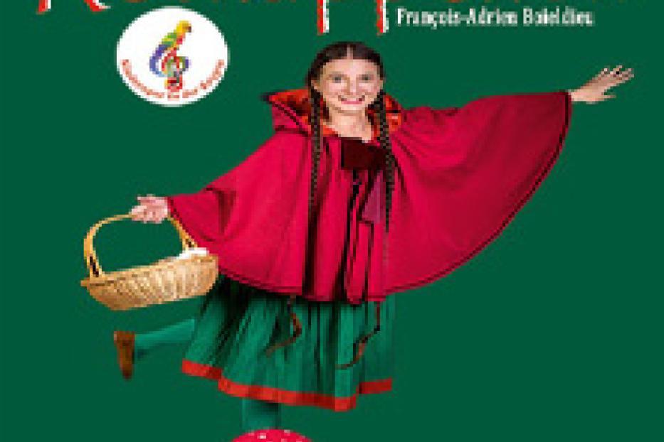 Ein Mädchen im Rotkäppchen-Kostüm posiert für eine Kinderoper in der Krypta.