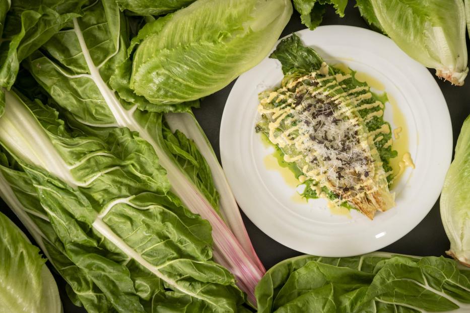 Gebratener Romana-Salat mit Caesar-Salad-Dressing & Mangold-Pesto