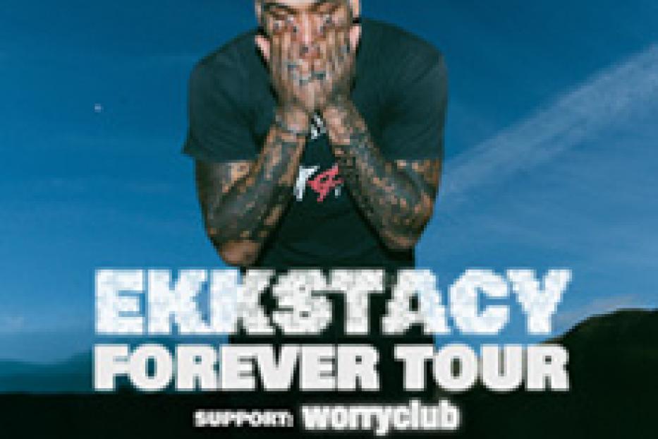 Ein Werbeplakat für die „Ekkstacy Forever Tour“ mit dem Rapper Ekkstacy.