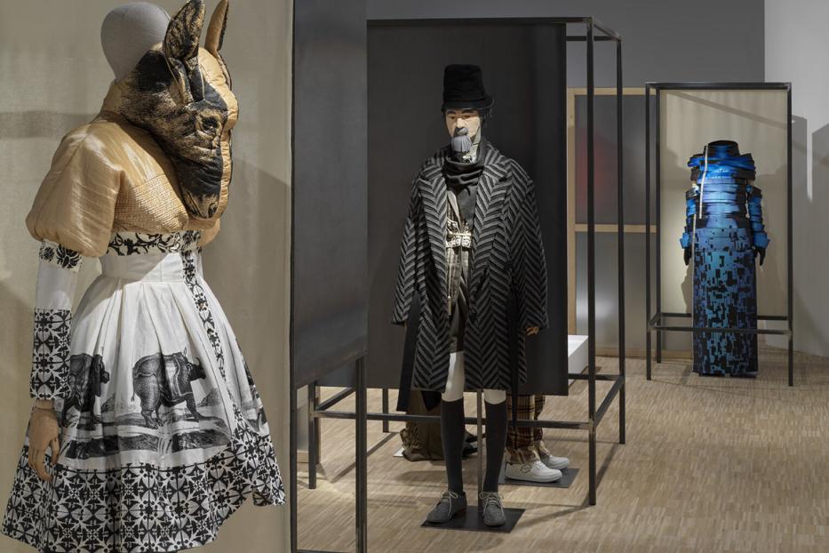 Ausstellungsraum im Museum mit einem blauen Kleid aus von Hand geschnittenen Lederstreifen (von Flora Miranda)