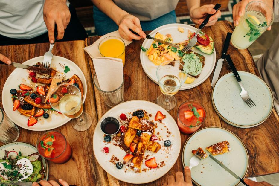 Brunchen am Land: Die Top 5 Lokale. Personen essen Frühstück am Tisch