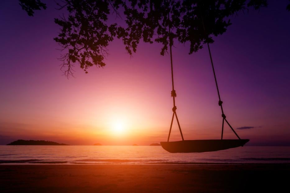 Sonnenuntergang am Meer mit einer Schaukel