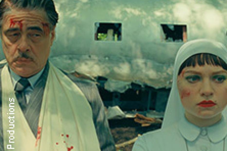Szene mit Benicio del Toro und einer Schauspielerin in Nonnentracht vor einem Flugzeugwrack.