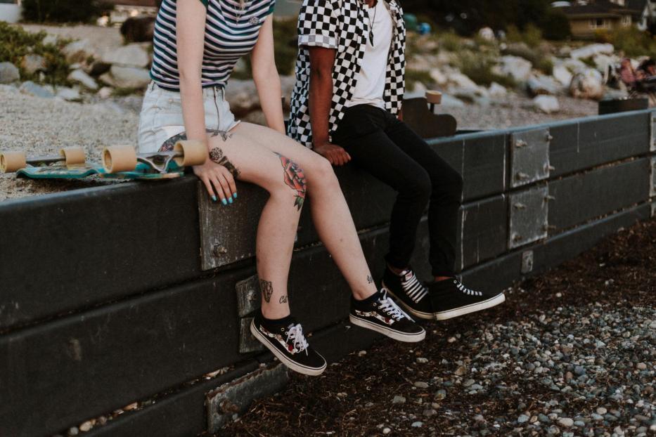 Mann und Frau sitzen auf einer Mauer