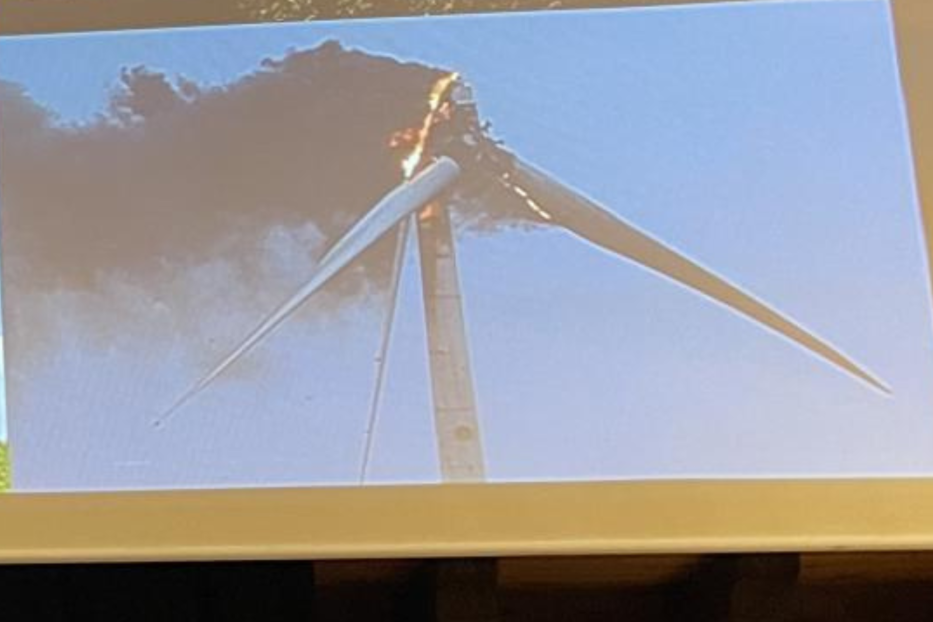 Auf dem Bild sieht man ein brennendes Windrad, das im Rahmen eines Vortrages gezeigt wurde.