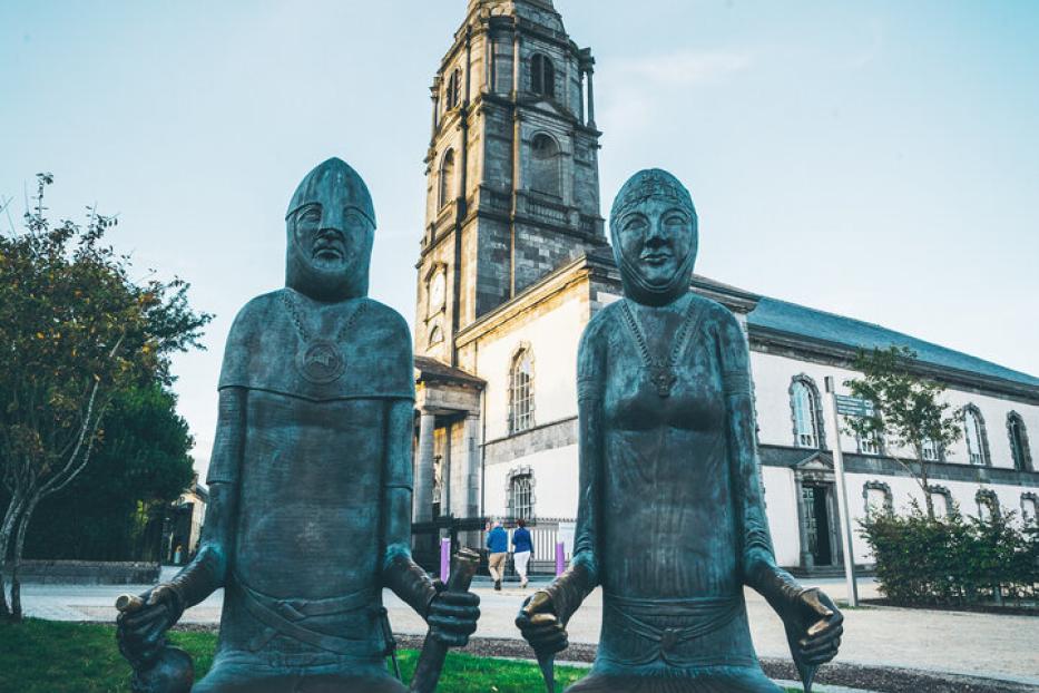 2,4 Meter hohe Bronzefiguren vor der Kathedrale von Waterford im Südosten Irlands: Strongbow heiratet Aoife – ihre Drachenbrosche zeigt ihr Wikingererbe.