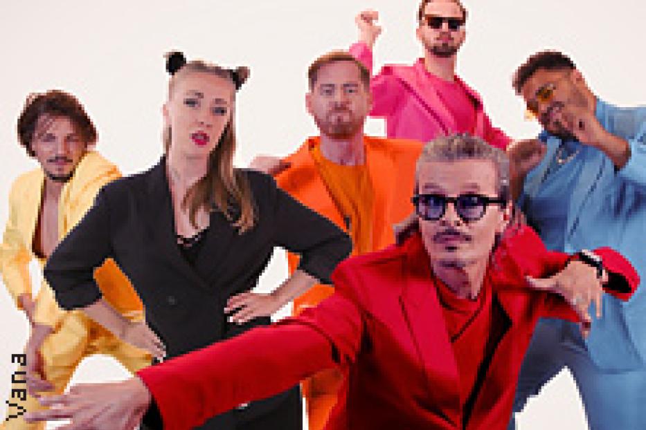 Die deutsche Band Marquess posiert in farbenfrohen Anzügen vor einem hellen Hintergrund.