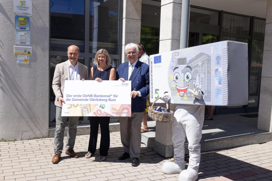 Gemeindebund-Präsident Johannes Pressl, Bürgermeisterin Daniela Engelhart und OeNB-Gouverneur Robert Holzmann am 1. Juli 2025 bei der Eröffnung eines Nationalbank-Bankomaten in Obritzberg-Rust