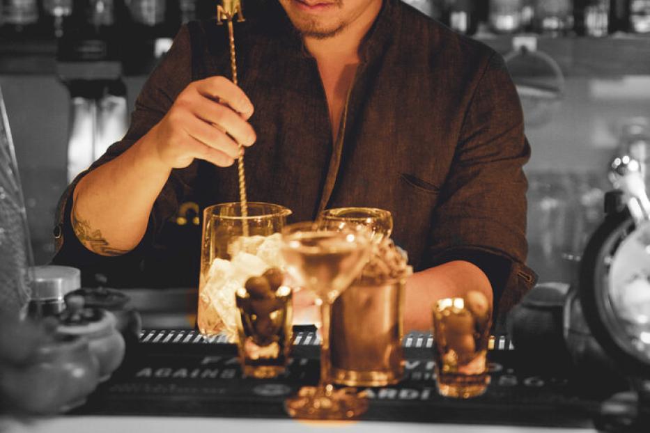 Mixologe Kan Zuo ist vielfach ausgezeichnet und steht seit Jahren hinter der Bar der "The Sign"-Lounge in Wien. 