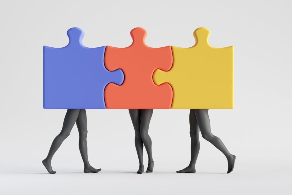 Farbige Puzzleteile mit Mannequinn-Beinen