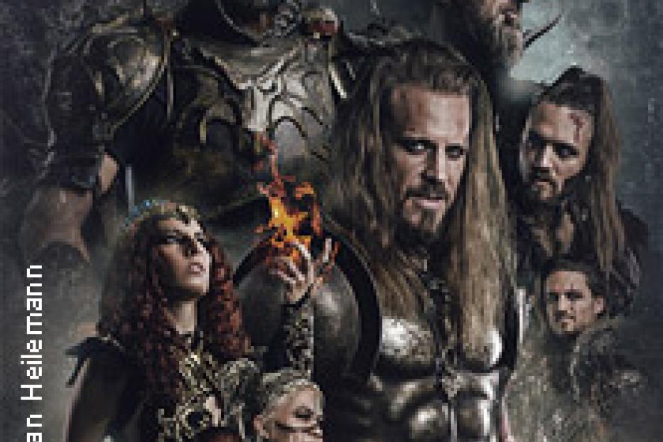 Eine Gruppe von Männern und Frauen in Fantasy-Kostümen posiert für ein Gruppenfoto.