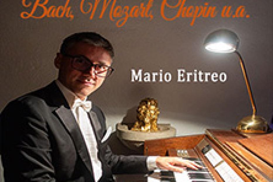Ein Mann im Smoking spielt ein Orgelkonzert in der Krypta der Peterskirche mit Werken von Bach, Mozart und Chopin.