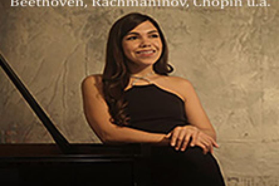 Das Cover zeigt eine Pianistin neben einem Klavier mit dem Titel „Für Elise“.
