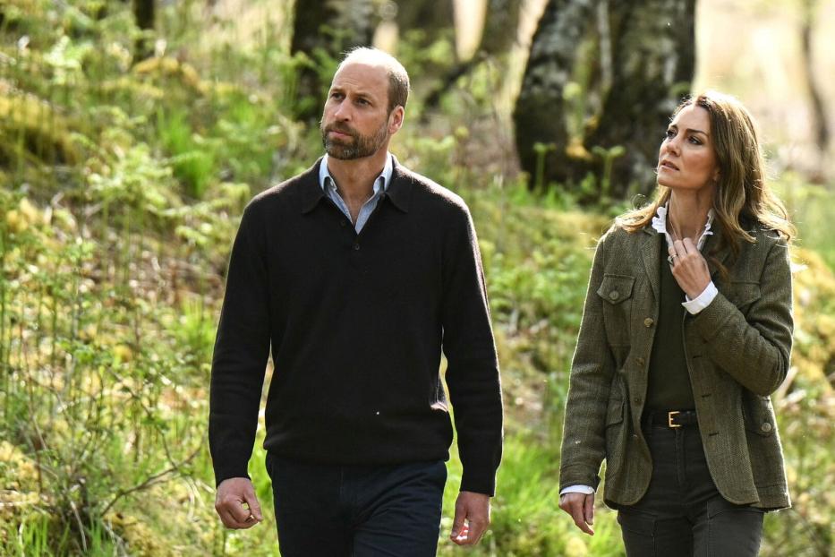 Prinz William und Prinzessin Kate. Sie spazieren im Wald.