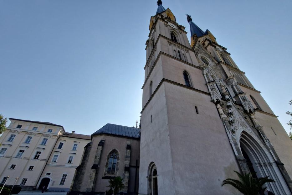 Kirche in Admont vor blauem Himmel