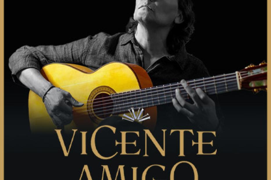 Vicente Amigo spielt Gitarre und blickt nach oben.