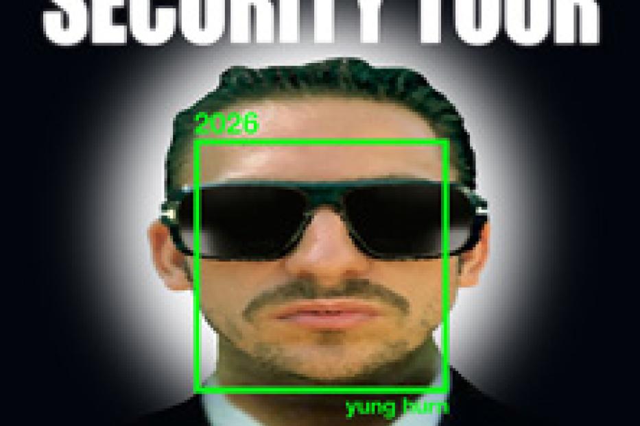 Ein Mann mit Sonnenbrille und Anzug wirbt für die „Security Tour“.