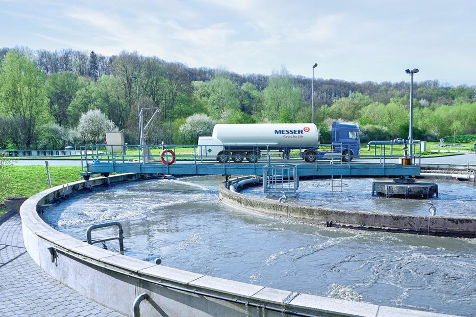Ansicht einer Wasseraufbereitungsanlage mit verschiedenen Tanks und Maschinen zur Wasserreinigung und -aufbereitung.