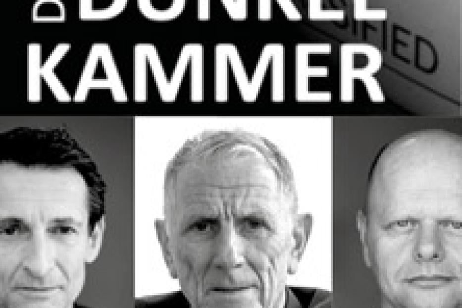 Das Cover von „Die Dunkelkammer“ zeigt drei Porträts von Männern in Schwarzweiß.