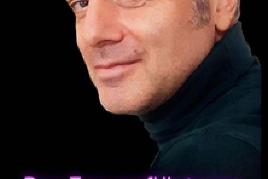 Ein Mann mit dunklem Rollkragenpullover vor schwarzem Hintergrund, Titel: „Der Frauenflüsterer“.