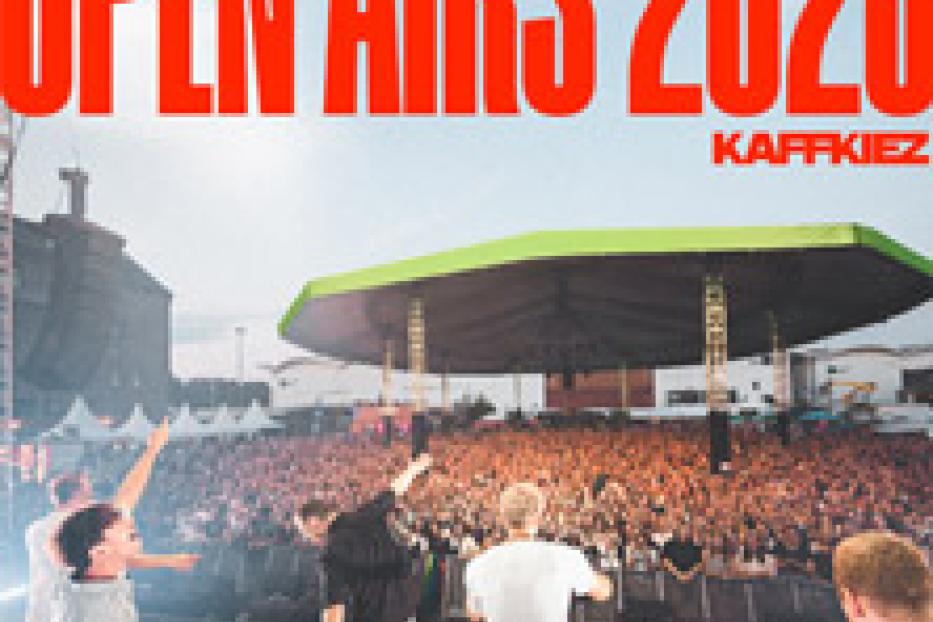 Eine große Menschenmenge jubelt vor einer Bühne mit der Aufschrift „Open Airs 2026“.
