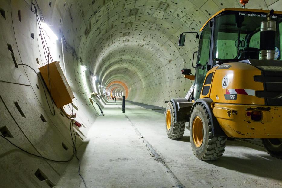 Ein gelbes Baufahrzeug befindet sich in einem Tunnel.