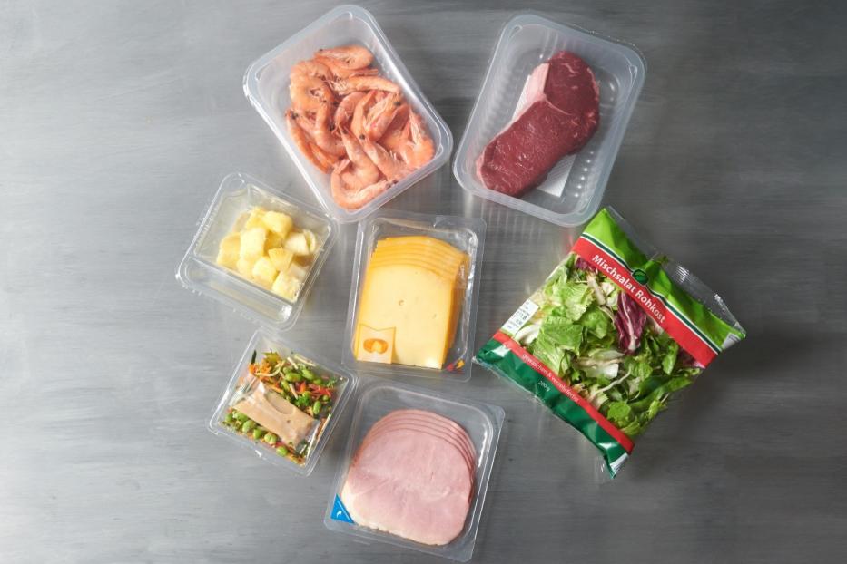 Eine Auswahl an Fleisch, Käse und Gemüse in Plastikbehältern, appetitlich angerichtet.