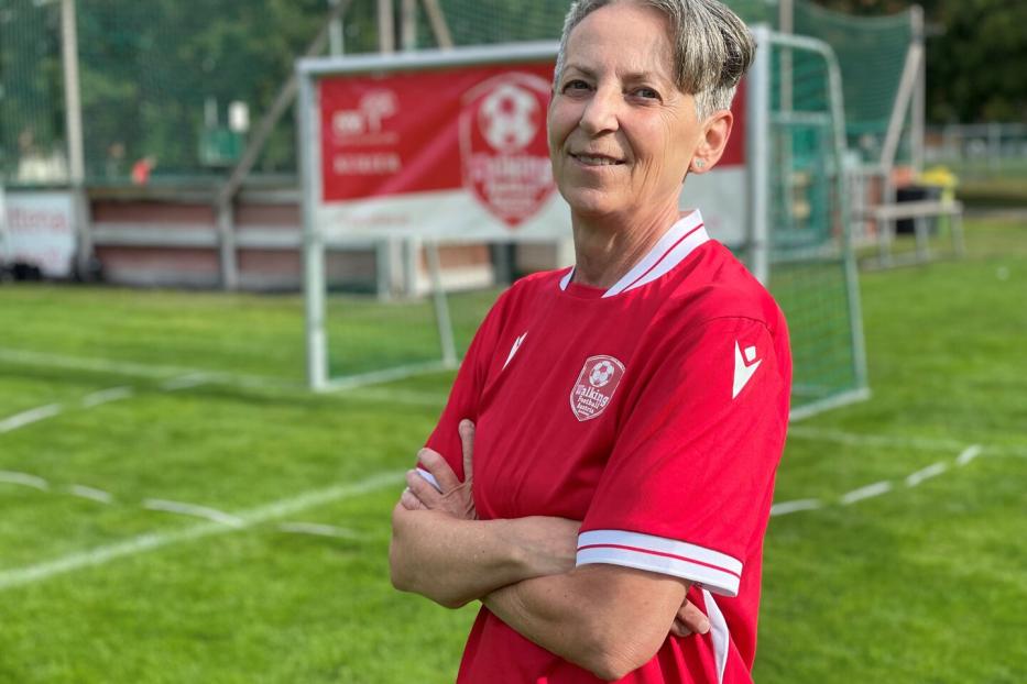Elke Hauswirth im Fußballdress auf einem Wiener Fußballplatz