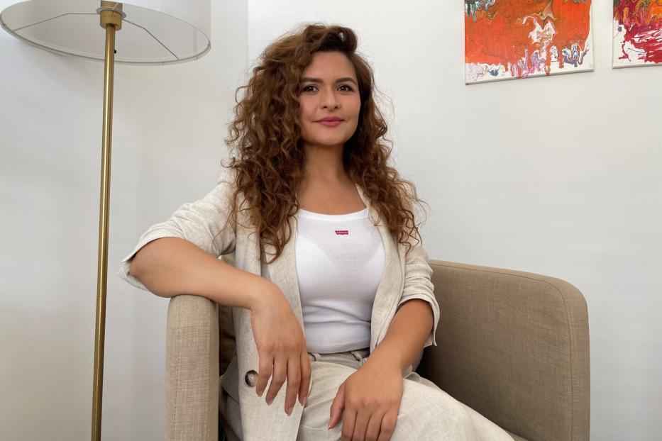 Zala Ander sitzt im Büro von "Bakhti" in Wien.