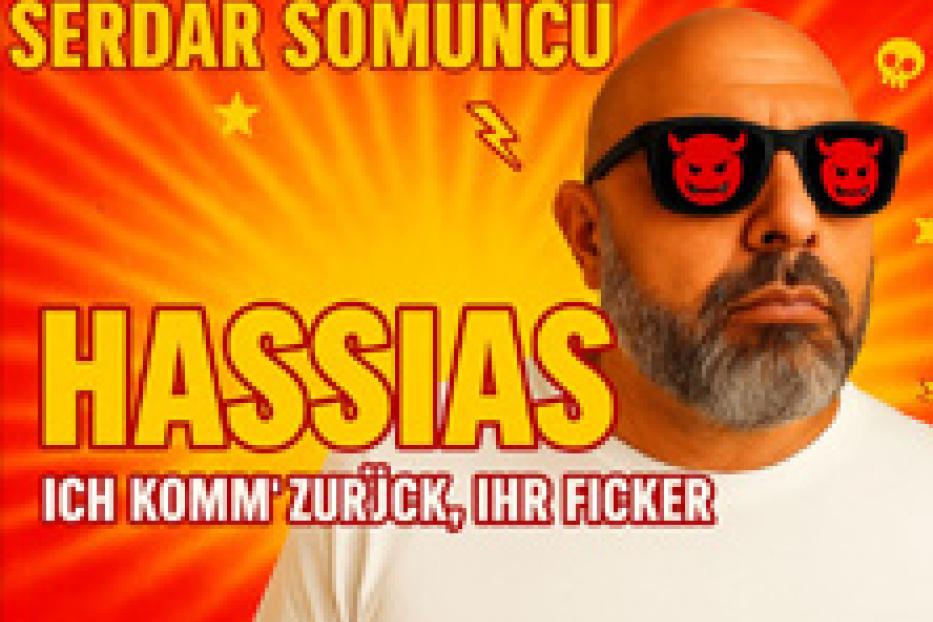 Ein Porträt von Serdar Somuncu mit Sonnenbrille vor einem orangefarbenen Hintergrund mit dem Titel „Hassias“.