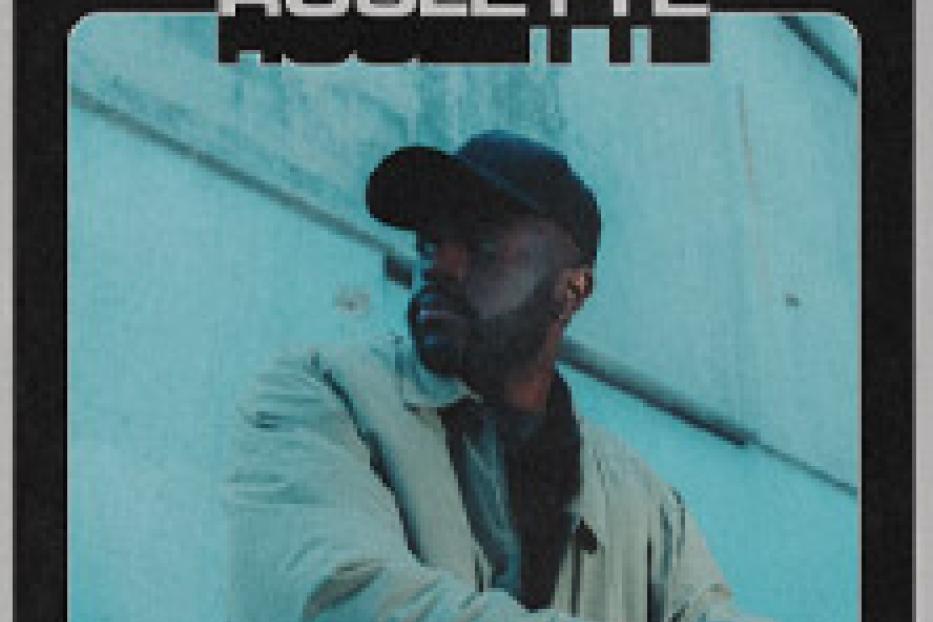 Das Albumcover von Alfa Mists „Roulette“ zeigt den Künstler vor einer blauen Wand.