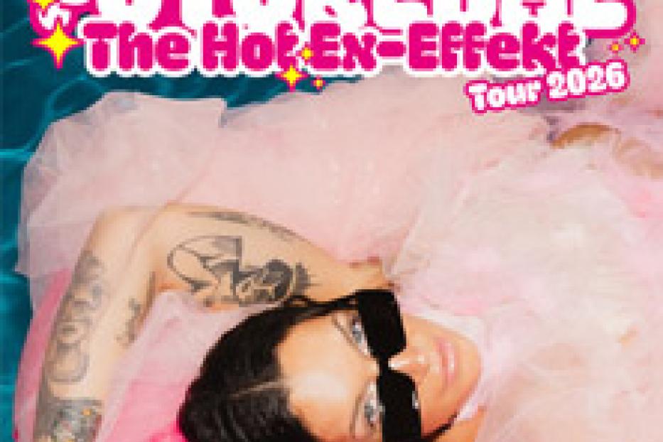 Eine Frau mit Sonnenbrille liegt auf einer pinkfarbenen Luftmatratze im Wasser, beworben wird die „The Hot Ex-Effekt Tour 2026“ von Futurebae.