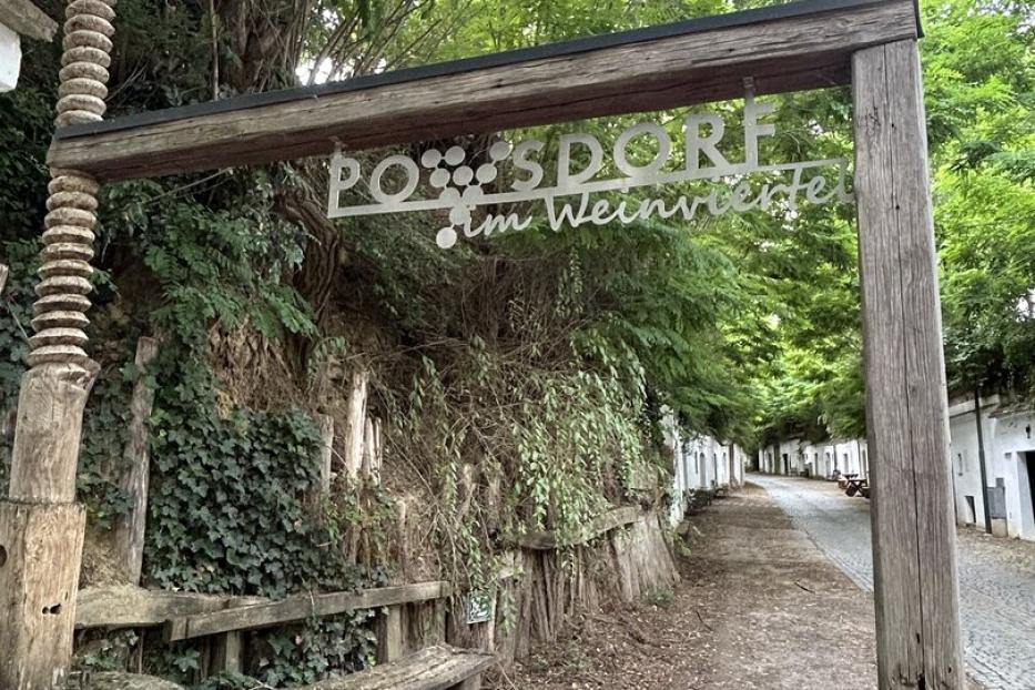 Radyweg, Poysdorfs älteste Kellergasse: Über hundert Keller reihen sich hier aneinander.  
